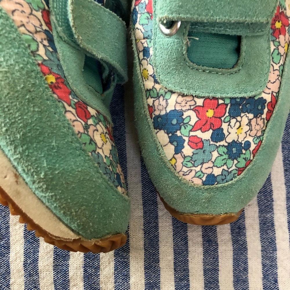Mini Boden Velcro suede flowers sneakers - Picture 9 of 10